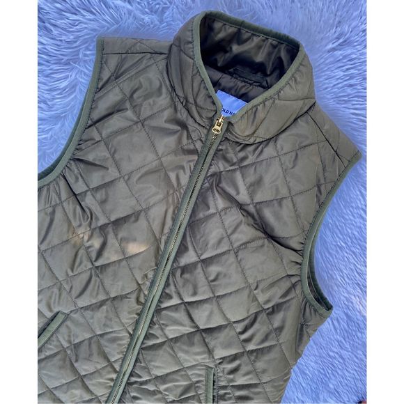 Old Navy SZ M Woman’s Olive Green Quilted Puffer Vest Jacket - Picture 4 of 11